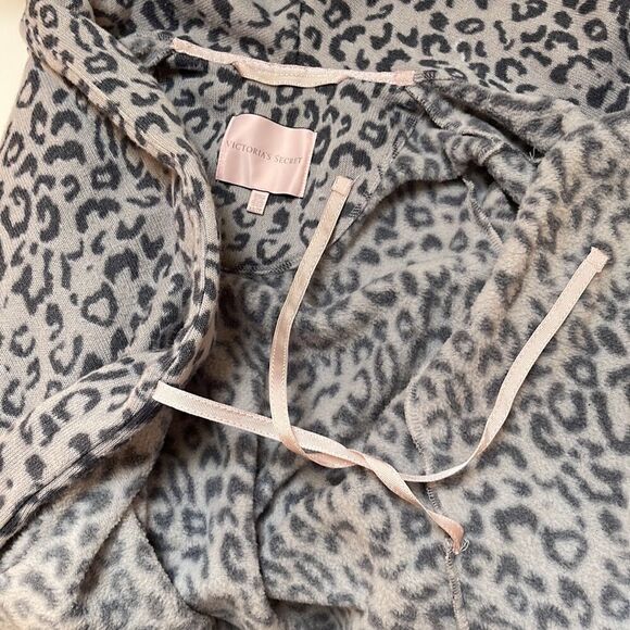 Victoria Secret bathrobe. Leopard print. Belted waist. Interior ties. Size XS. - Picture 5 of 6